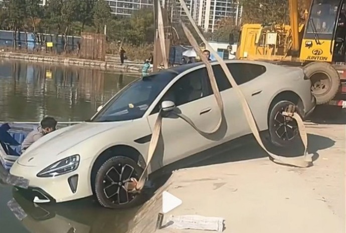 Электромобиль Xiaomi SU7 чуть не утонул в пруду в процессе автоматической парковки Электромобиль Xiaomi SU7 чуть не утонул в пруду в процессе автоматической парковки