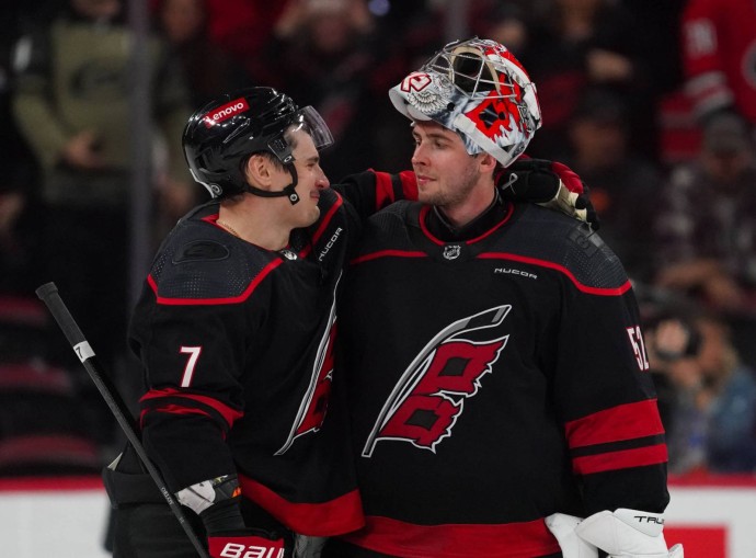 Вратарь «Каролины» Кочетков снова получил травму Вратарь «Каролины» Кочетков снова получил травму