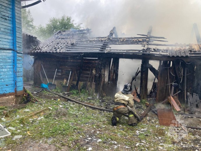 В Валдайском округе на пожаре сгорели три хозпостройки и пострадал человек