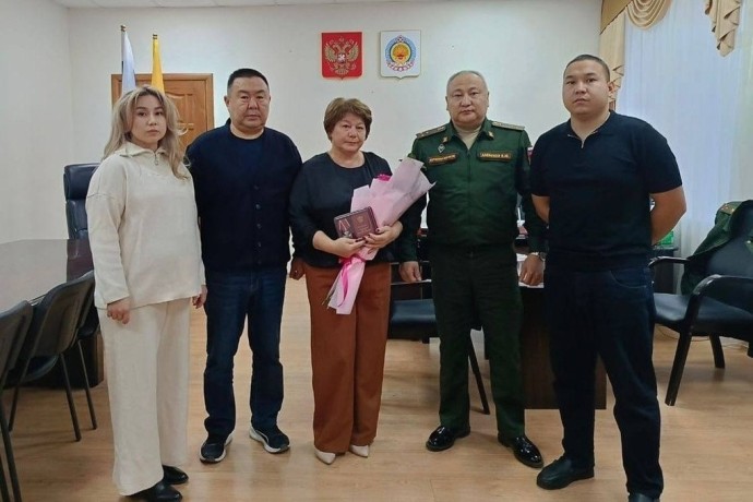 В Калмыкии семье героя СВО передали орден Мужества В Калмыкии семье героя СВО передали орден Мужества