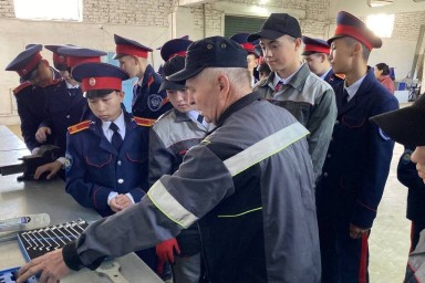 Кадеты Калмыкии поучились на трактористов