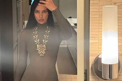 Ирина Шейк опубликовала фото в прозрачном платье
