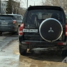 Внедорожник припарковали посреди тротуара в Южно-Сахалинске