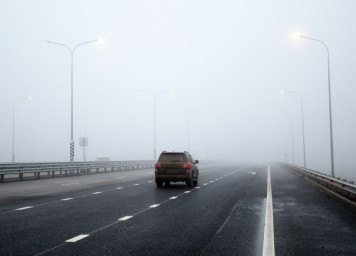 Столичных автомобилистов из-за тумана призвали к бдительности на дорогах