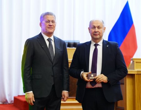 В Башкирии впервые в стране журналистам вручили удостоверения военкоров В Башкирии впервые в стране журналистам вручили удостоверения военкоров