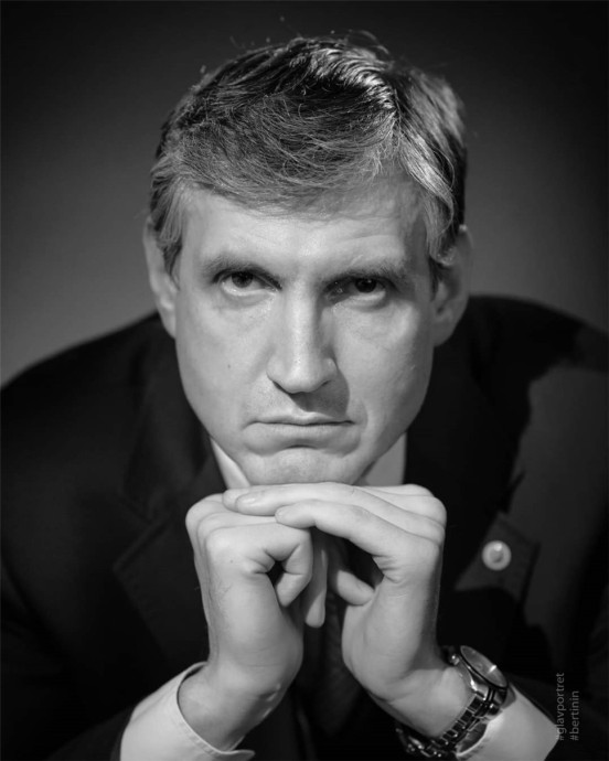 Театр как игра, игра как театр: в «Калягинске» ожили легенды сцены Театр как игра, игра как театр: в «Калягинске» ожили легенды сцены