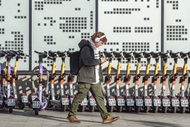 В СФ призвали запретить ездить на электросамокатах в Москве по узким тротуарам