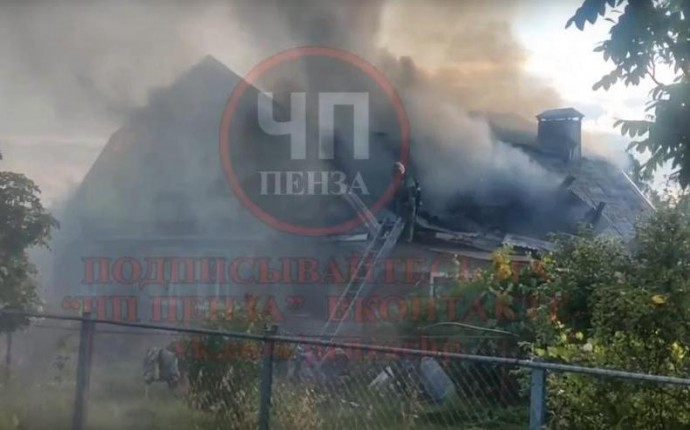 Жуткий пожар под Пензой уничтожил 3-квартирный дом