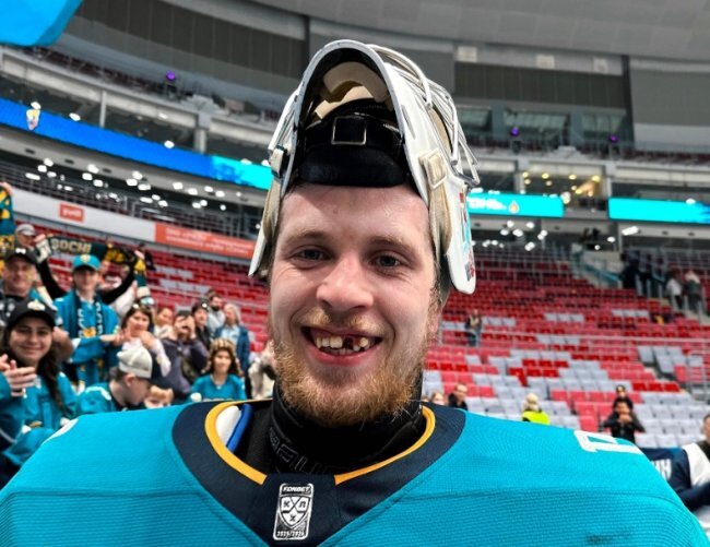 Экс-вратарь системы "Металлурга" лишился зуба Экс-вратарь системы "Металлурга" лишился зуба