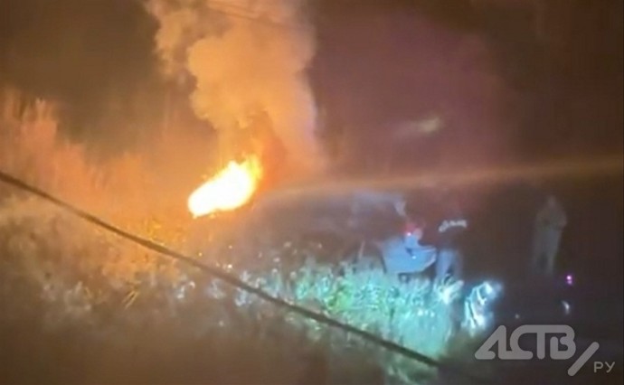 "Вещи ценные забирай": появилось видео с горящим автомобилем в Новотроицком "Вещи ценные забирай": появилось видео с горящим автомобилем в Новотроицком