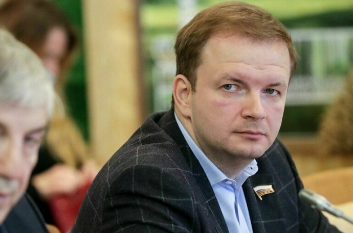 Депутат Говырин указал на важность закона о гарантиях для совмещающих две работы россиян