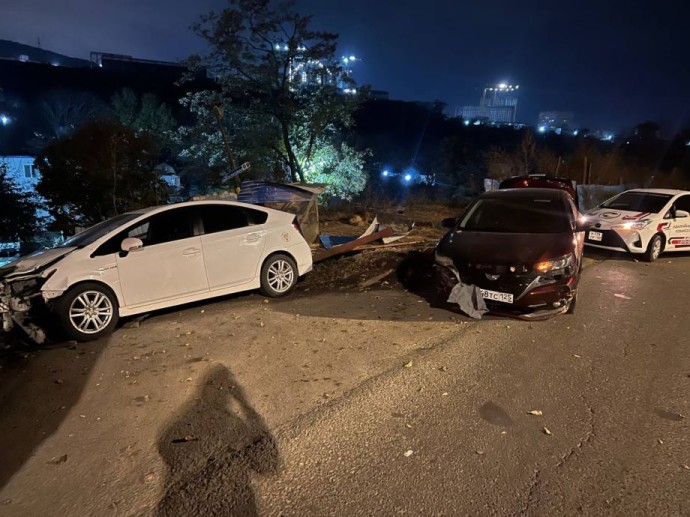 Ночная авария во Владивостоке: Allion протаранил Prius — машина влетела в забор