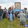 Под Магнитогорском сотни южноуральцев прошли с иконами вокруг озера