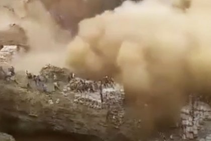 Масштабное обрушение шахты на людей в африканской стране попало на видео Масштабное обрушение шахты на людей в африканской стране попало на видео