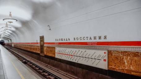 Упавшая на пути на станции метро «Площадь Восстания» пассажирка погибла