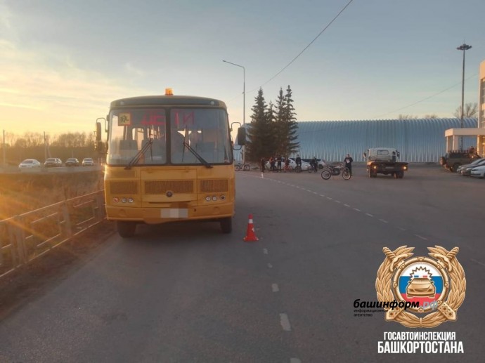 Под Уфой подросток на байке влетел в школьный автобус