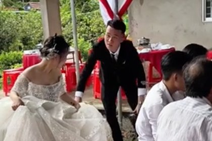 Жених ростом 190 сантиметров нашел невесту на полметра ниже и поставил ее на табуретку Жених ростом 190 сантиметров нашел невесту на полметра ниже и поставил ее на табуретку