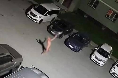 Житель Сахалина по ночам выходит голым в двор и взывает о помощи Житель Сахалина по ночам выходит голым в двор и взывает о помощи