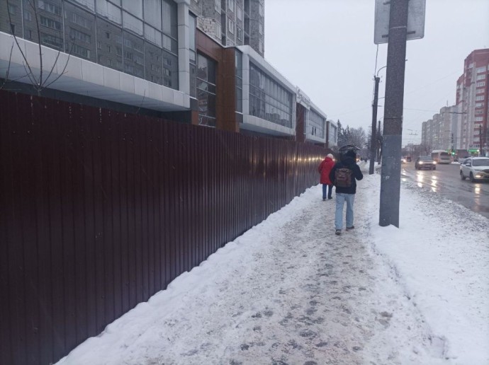 «Вознесенский» недострой на Ленина огородили новым забором