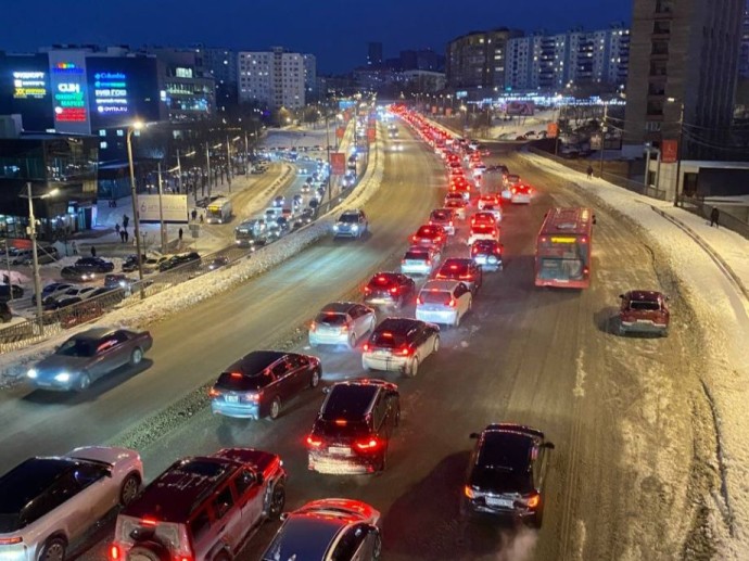 Владивосток снова намертво встал в 10-бальные пробки Владивосток снова намертво встал в 10-бальные пробки