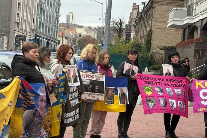 Родственники украинских военных вышли на протест в Киеве