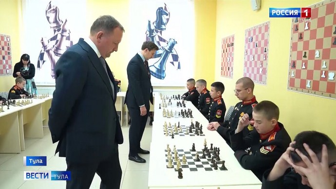 Сенаторы Борщёв и Карякин сыграли с тульскими суворовцами в шахматы
