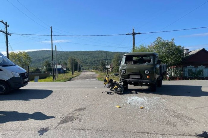 В Бурятии УАЗ врезался в мопед