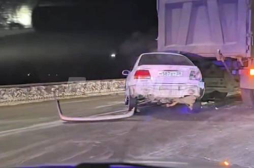 На виадуке по Театральной в Благовещенске легковушка столкнулась с грузовиком На виадуке по Театральной в Благовещенске легковушка столкнулась с грузовиком