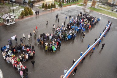 «Россия» выстроилась, запела и пошла хороводом на Спасской площади