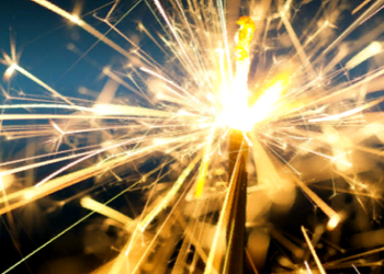 В Белогорске в микрорайоне «Амурсельмаш» школьники разбрасывают «бомбочки»