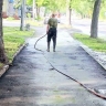 Власти Новосибирска объяснили, почему рабочие мыли улицы города с шампунем