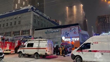 В Уфе ликвидируют пожар в торговом центре