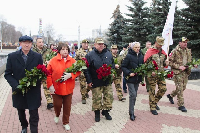 В Саранске в День народного единства возложили цветы к памятнику Навеки с Россией