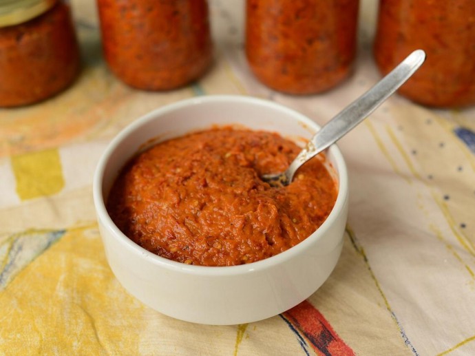 Кабачковую икру с грибами готовят с куркумой и сушеными травами