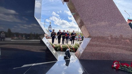 В Туле прошли церемонии возложения цветов к мемориалам