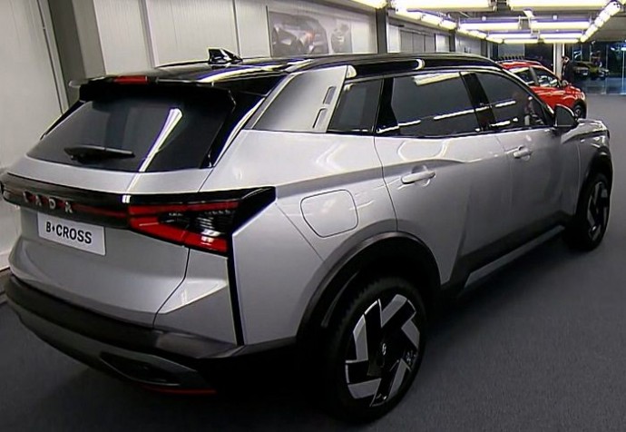 Новый кроссовер от «АвтоВАЗа» заметили на площадке ПМЭФ-2025