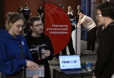 Москвичи не хотят работать дворниками и продавцами-консультантами