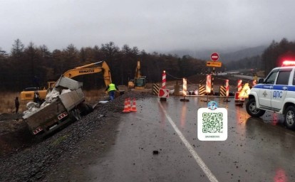 Водитель пострадал, врезавшись в экскаватор в Томаринском районе