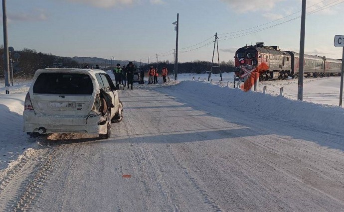 Поезд и легковой автомобиль столкнулись в районе села Пионеры