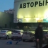 В Новосибирске грузовик протаранил несколько фонарей и скрылся с места ДТП
