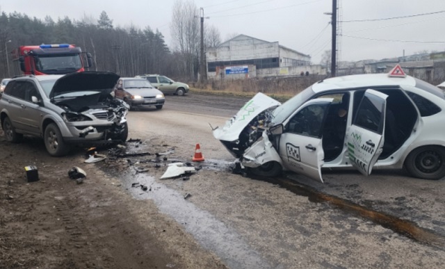 В Саранске 2 человека пострадали в столкновении "Гранты" и SsangYong