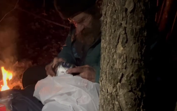 Волонтёры под Курском нашли 74-летнего мужчину, живущего в лесополосе без документов и помощи