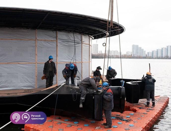 Новые причалы для электросудов прибыли в столицу из Перми Новые причалы для электросудов прибыли в столицу из Перми