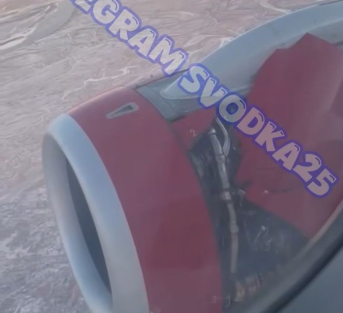 Кусок обшивки самолета оторвался во время рейса Владивосток-Благовещенск Кусок обшивки самолета оторвался во время рейса Владивосток-Благовещенск