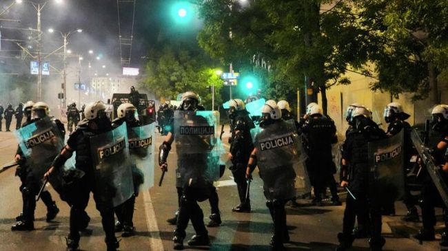 Вучич: 11 полицейских пострадали при беспорядках в Нови-Саде