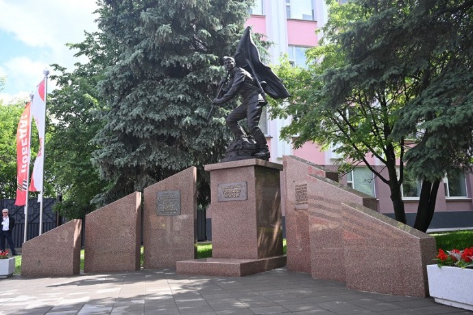В Слободском открыт памятник Знаменосцу Победы Григорию Булатову