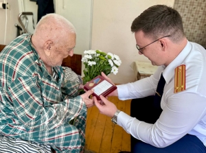 Медаль от СК России вручили 101-летнему ветерану в Курганской области