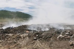На Ольхоне в течение трех суток горит полигон с бытовыми отходами На Ольхоне в течение трех суток горит полигон с бытовыми отходами