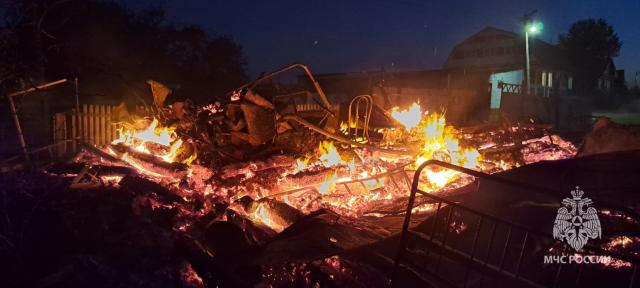 В Башкирии глава семьи спас беременную супругу и годовалую дочку при пожаре