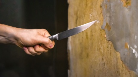 Женщина хотела лишь «припугнуть ножом», а в итоге лишила сожителя селезенки